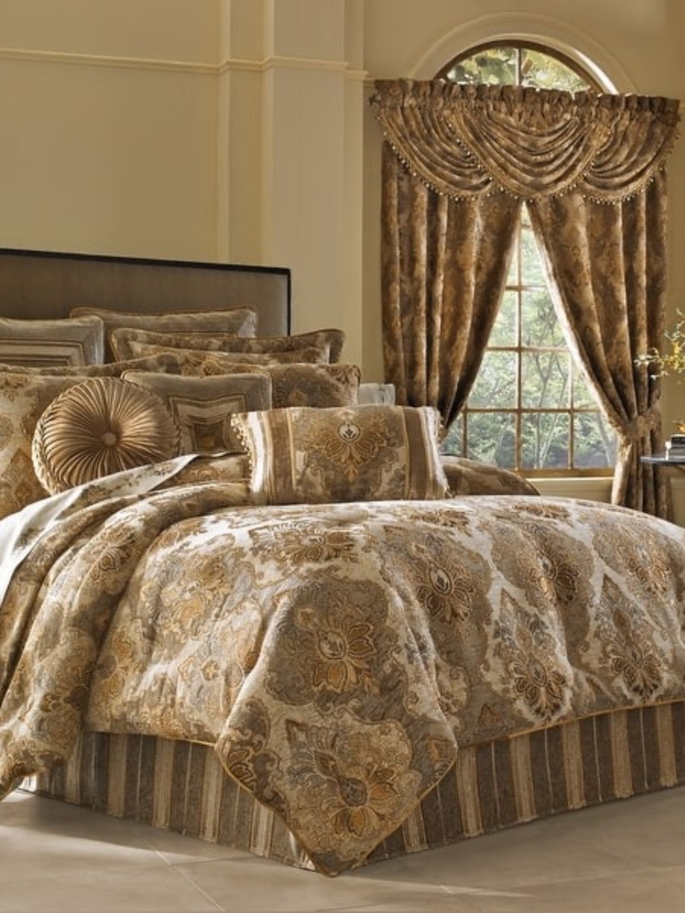 J. Queen New Five Queens Court Brooke 4-piece Comforter Set, Beige Khaki QUEEN